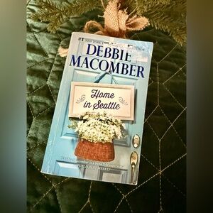 HOME IN SEATTLE BY DEBBIE MACOMBER- PAPERBACK BOOK